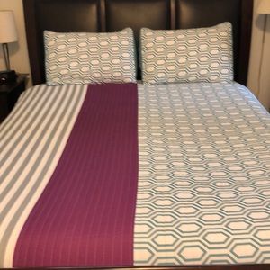 Lightweight Queen quilt and matching pillow covers
